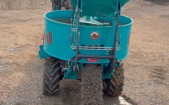 自上料混凝土搅拌车